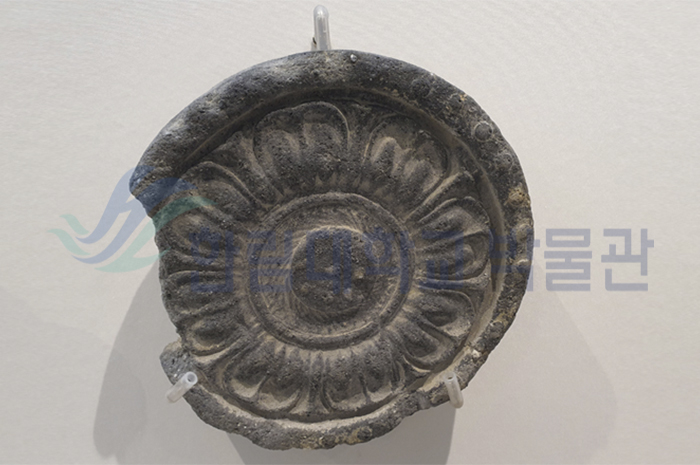 전시실_유물_연꽃무늬수막새_포토샵버전.jpg 이미지